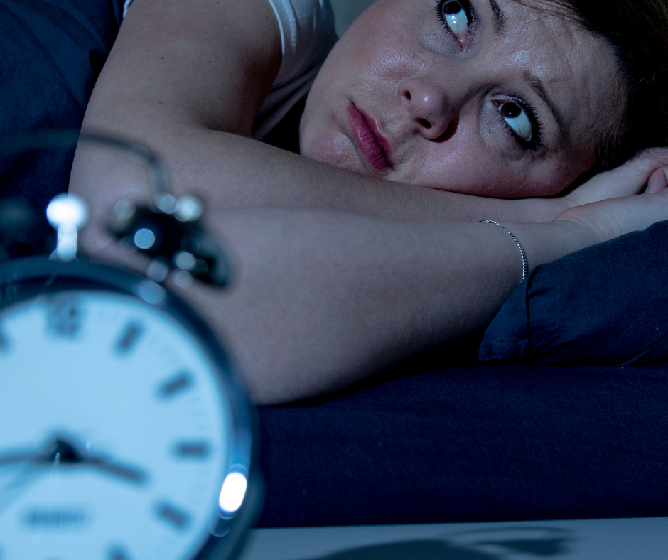 Femme souffrant de troubles du sommeil et d'insomnie avant de s'endormir