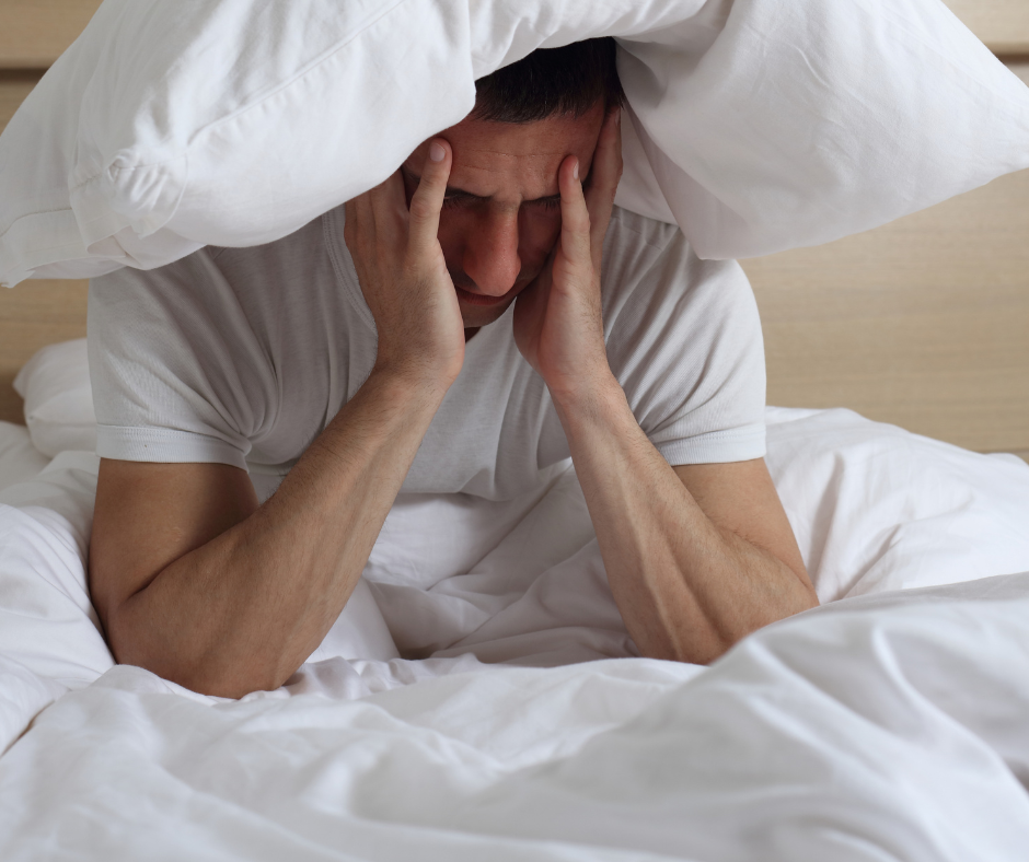 Homme fatigué après une mauvaise nuit de sommeil liée au stress